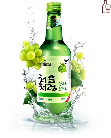 alt text: Chai rượu soju hương nho xanh