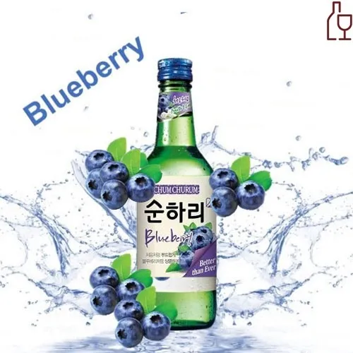 alt text: Chai rượu soju hương việt quất