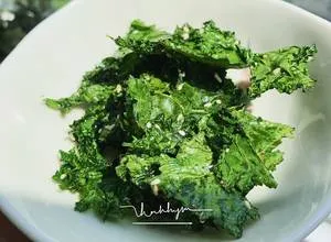 Hình của món Kale Chips (Snack Cải Xoăn Nướng Giòn).