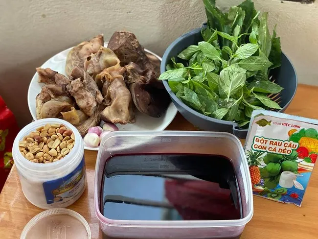 Nguyên liệu làm tiết canh củ dền. Ảnh: Linh Tống